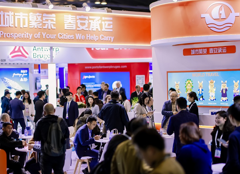 2027年上海国际件杂货运输展WBXWorld Breakbulk Expo展馆现场,专业观众参观实况