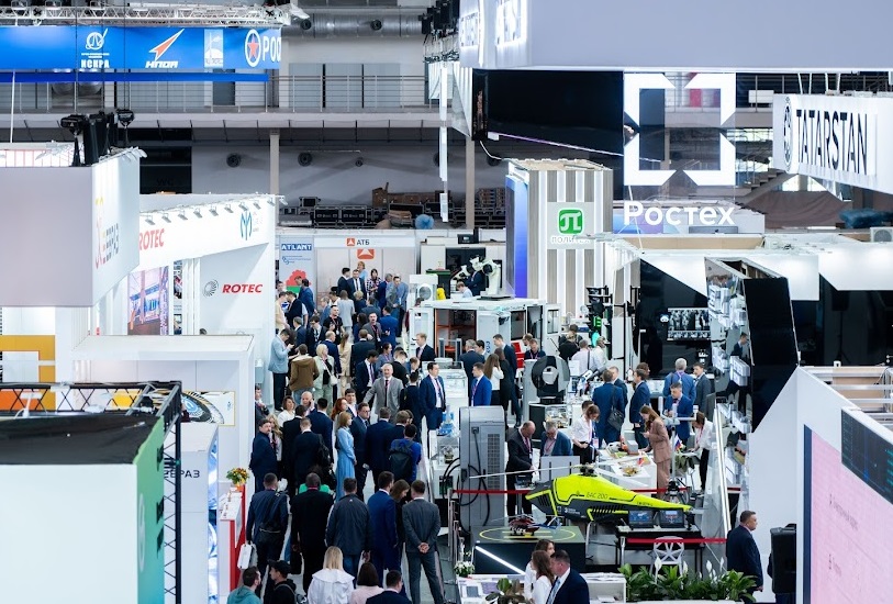 2027年俄罗斯叶卡捷琳堡工业展览会INNOPROM参展商与海外采购商展台洽谈现场
