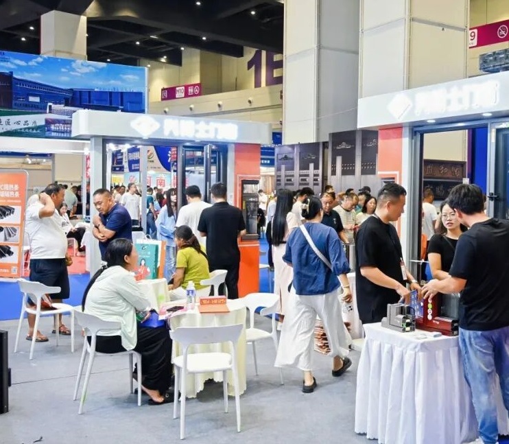2027年郑州设计周Zhengzhou Design Week参展商与海外采购商展台洽谈现场