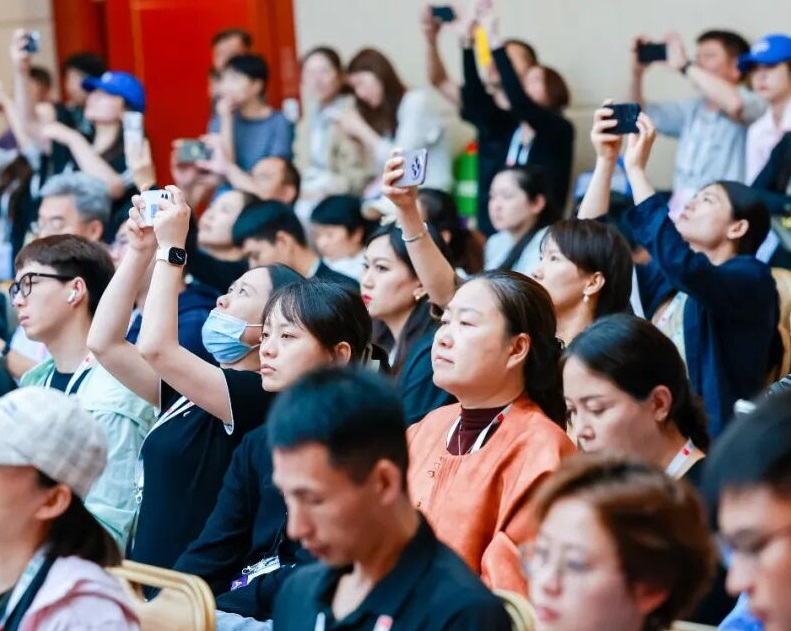 2027年第19届东西部小动物临床兽医师大会暨展览会WESAVC展馆现场,专业观众参观实况
