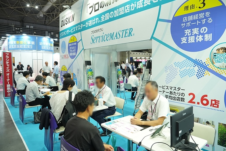 2026年日本大阪零售展览会RETAILTECH展馆现场，专业观众参观实况