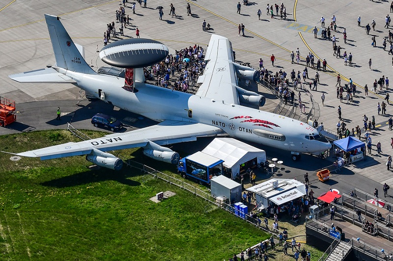 2028年德国柏林航空航天展览会ILA Berlin展馆现场,专业观众参观实况