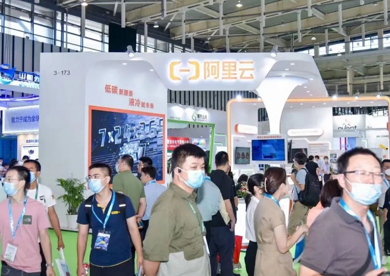 2027年上海国际数据中心产业展览会IDC EXPO展馆现场，专业观众参观实况