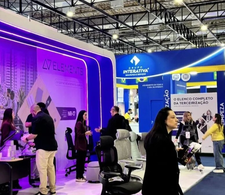 2027年巴西圣保罗办公家具展览会Expo InfraFM参展商与海外采购商展台洽谈现场