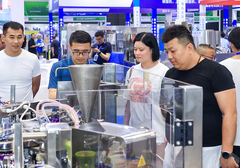 2027年青岛国际食品加工和包装机械展Food&IT China参展商与海外采购商展台洽谈现场
