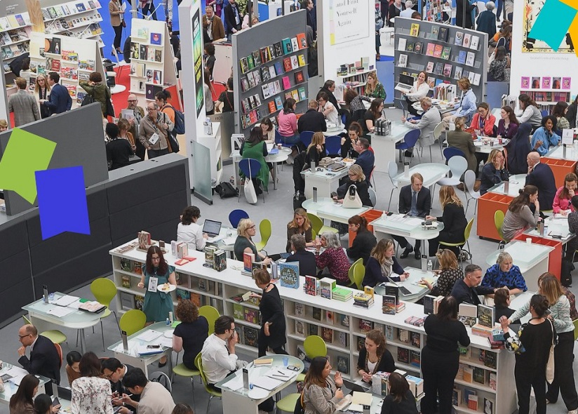 2027年英国伦敦书展览会THE LONDON BOOK FAIR参展商与海外采购商展台洽谈现场