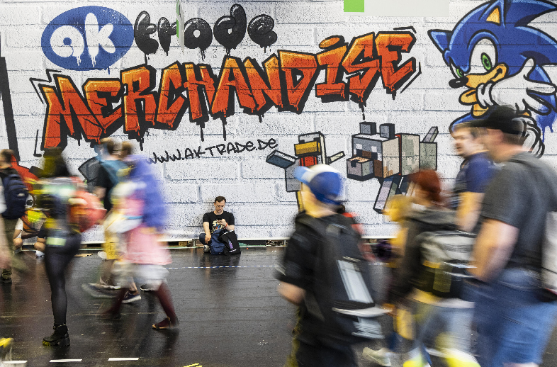 2027年德国科隆游戏展览会Gamescom展馆现场，专业观众参观实况