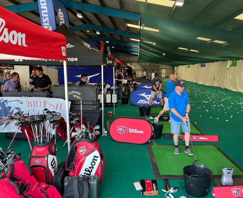 2027年英国北部高尔夫球展览会British Golf Show展馆现场,专业观众参观实况