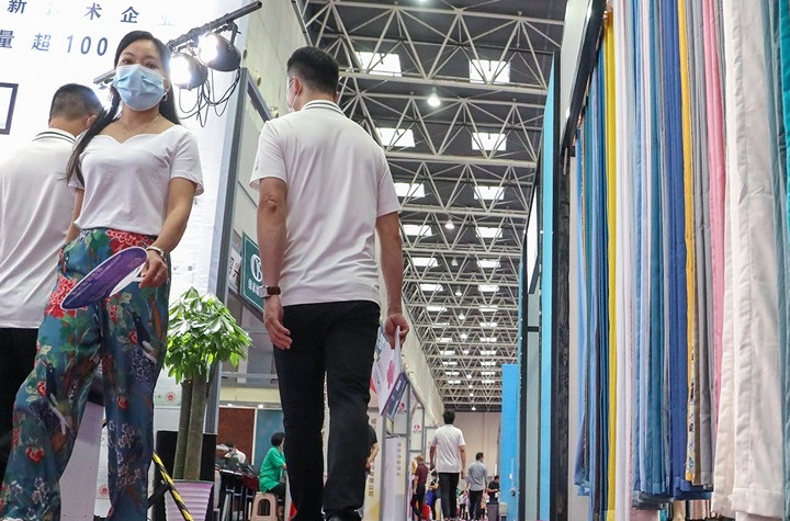 2027年绍兴柯桥中国轻纺城窗帘布艺墙布地毯展Keqiao Curtain Exhibition参展商与海外采购商展台洽谈现场