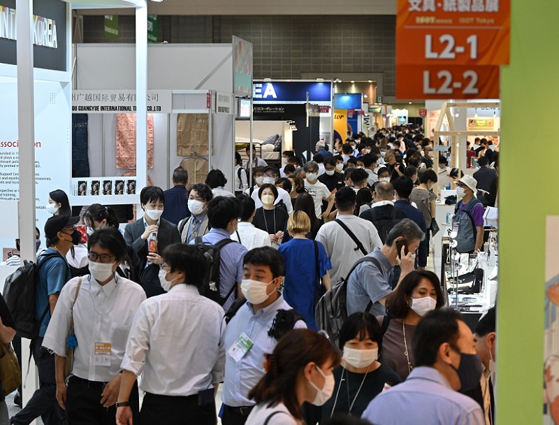 2027年日本东京文具办公用品展览会ISOT TOKYO参展商与海外采购商展台洽谈现场