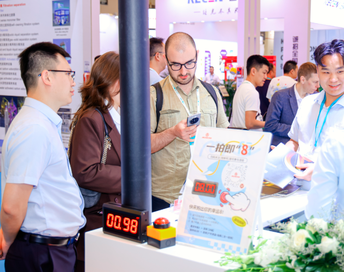 2027年上海国际石油和化工技术装备展览会CIPPE参展商与海外采购商展台洽谈现场