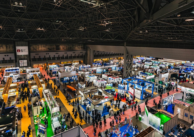 2028年日本东京海事展览会SEA JAPAN参展商与海外采购商展台洽谈现场