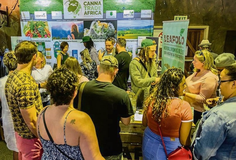 2027年南非约翰内斯堡大麻展览会The Cannabis Expo展馆现场，专业观众参观实况