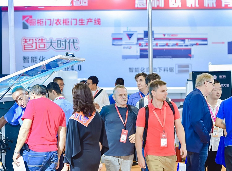2027年广州国际办公家具及商业空间展览会CIFF参展商与海外采购商展台洽谈现场