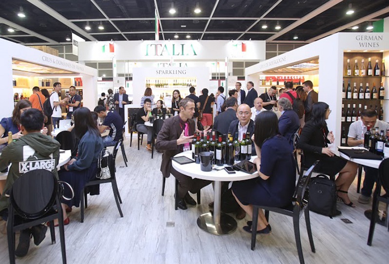 2027年香港葡萄酒、红酒及烈酒展览会ProWine Hongkong参展商与海外采购商展台洽谈现场