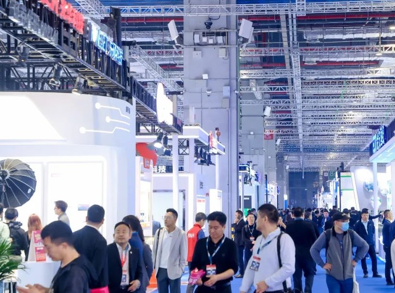 2027年上海国际电子电路展览会CPCA Show参展商与海外采购商展台洽谈现场