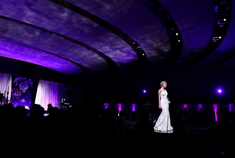 2027年美国亚特兰大婚纱展览会VOW New World of Bridal参展商与海外采购商展台洽谈现场