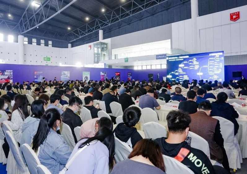 2027年成都国际信息技术展览会ICTS参展商与海外采购商展台洽谈现场
