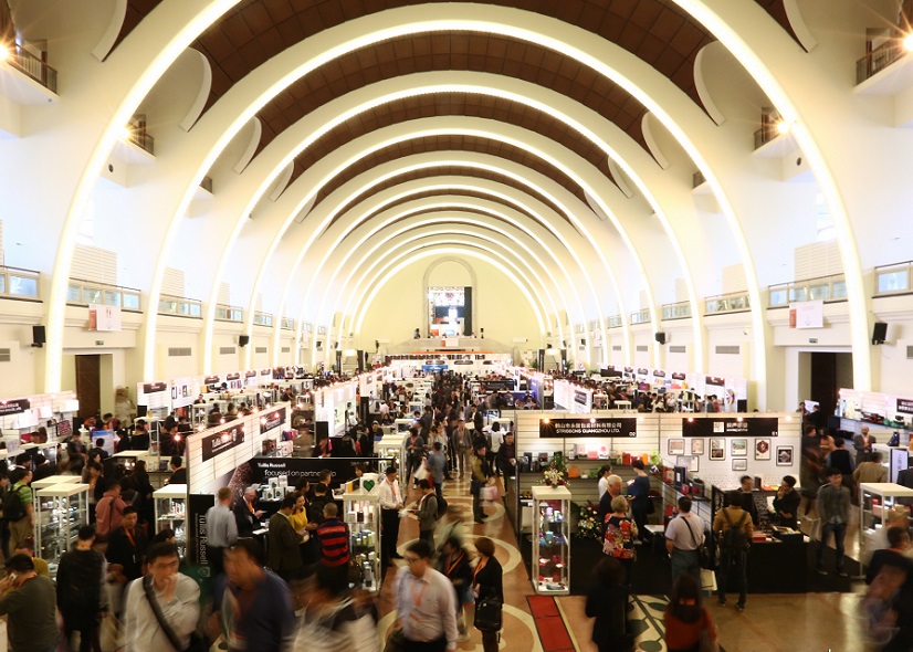 2027年上海国际奢侈品包装展览会Luxe Pack Shanghai展馆现场,专业观众参观实况
