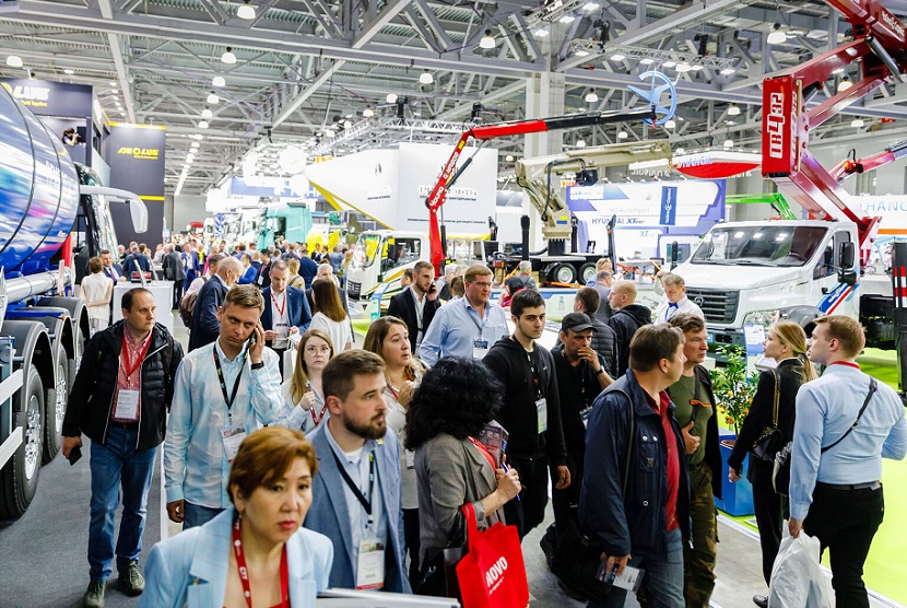 2027年俄罗斯莫斯科工程机械宝马展览会BAUMA CTT Russia参展商与海外采购商展台洽谈现场