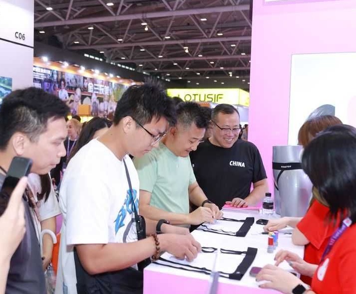 2027年深圳国际成人健康保健用品展览会SZI EXPO行业机械设备展品展台实拍