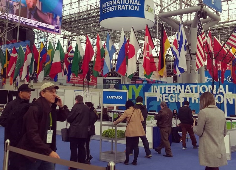 2026年美国纽约口腔牙科展览会GNYDMGREATER NEW YORK DENTAL MEETING参展商与海外采购商展台洽谈现场