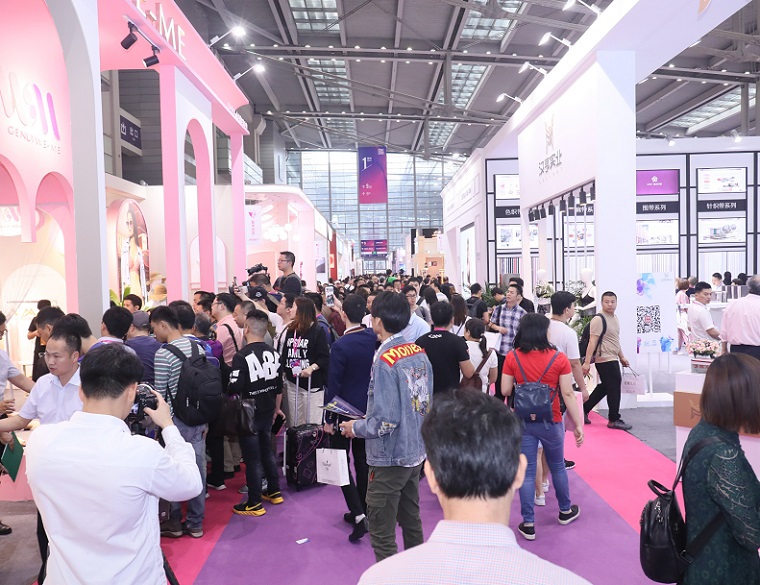 2027年深圳国际品牌内衣展SIUF参展商与海外采购商展台洽谈现场