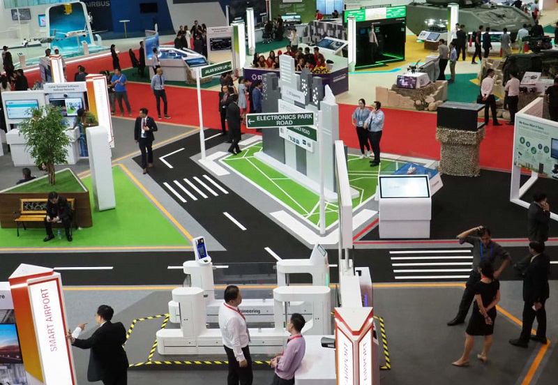 2028年新加坡航空展览会Singapore Air Show展馆现场，专业观众参观实况