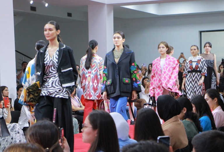 2027年乌兹别克斯坦纺织服装面料展览会TextileExpo Uzbekistan展馆现场,专业观众参观实况