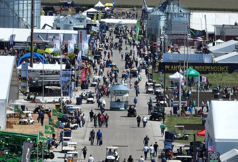 2027年加拿大农业机械展览会CANADA`S FARM SHOW展馆现场,专业观众参观实况
