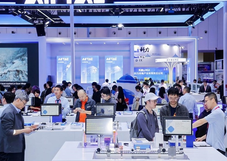 2027年成都国际工业博览会-成都工博会CDIIF参展商与海外采购商展台洽谈现场