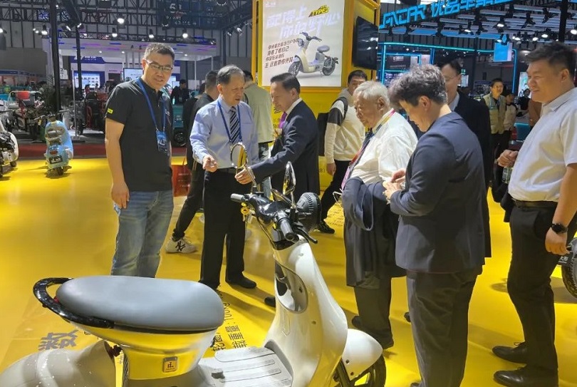 2026年无锡国际新能源电动车展览会Wuxi Electric Car Show参展商与海外采购商展台洽谈现场