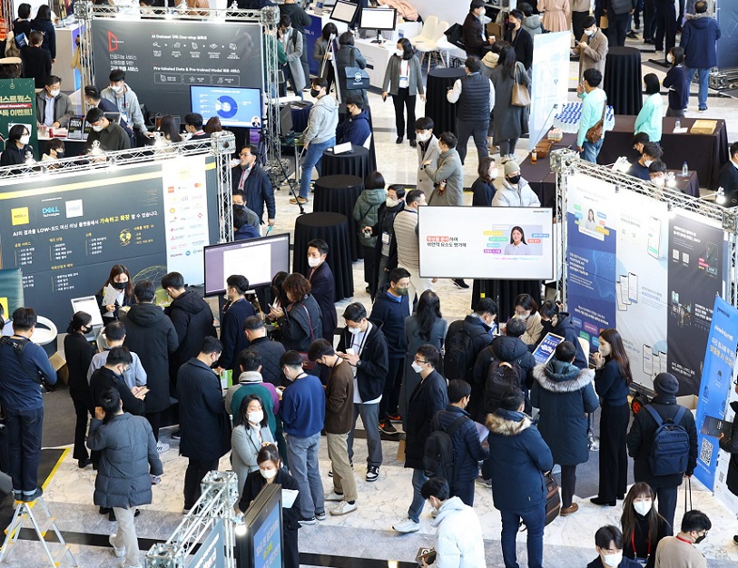 2027年韩国首尔人工智能展AI Summit Seoul & Expo展馆现场,专业观众参观实况