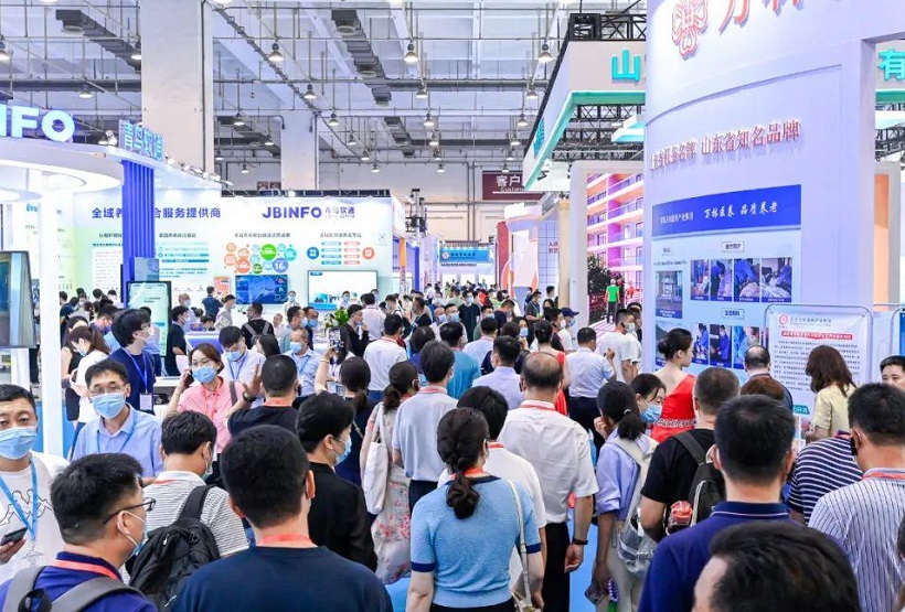 2027年中国(青岛)国际医疗器械暨康复健康展览会QMEE参展商与海外采购商展台洽谈现场