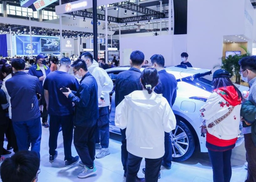 2027年上海国际新能源汽车技术与生态链博览会NEAS CHINA展馆现场，专业观众参观实况