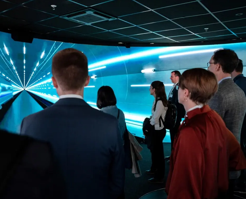 2027年新加坡亚洲轨道交通展览会InnoTrans Asia参展商与海外采购商展台洽谈现场
