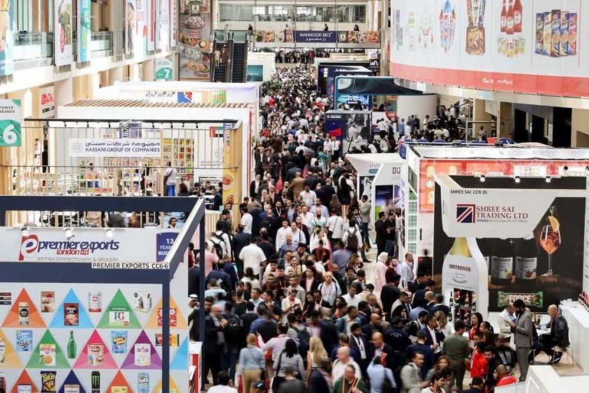 2027年阿联酋迪拜食品展-中东海湾食品展Gulfood参展商与海外采购商展台洽谈现场
