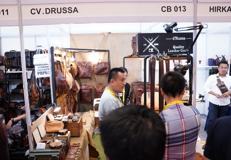 2027年印尼雅加达鞋类及皮革展览会ILF参展商与海外采购商展台洽谈现场