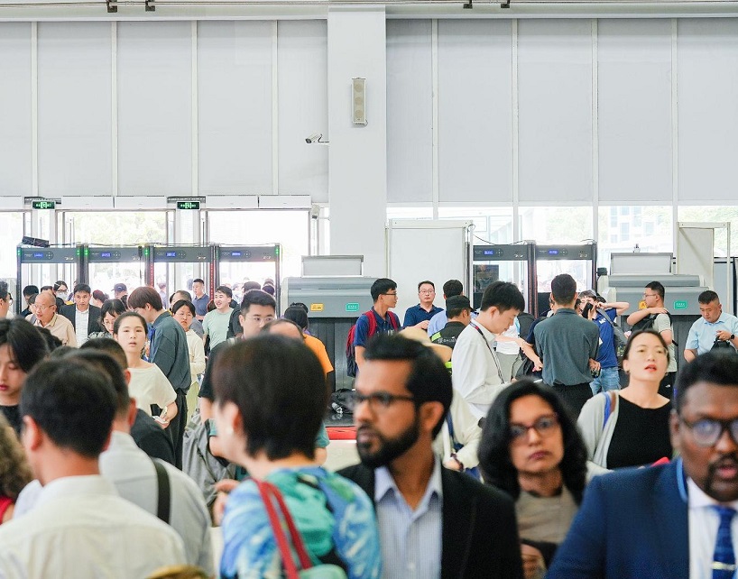 2027年上海国际跨境电商出口博览会暨外贸工厂展-上海跨博会SCF展馆现场,专业观众参观实况