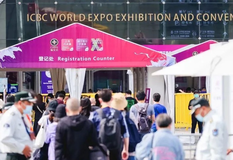 2027年上海国际生活时尚内衣展览会 SUE参展商与海外采购商展台洽谈现场