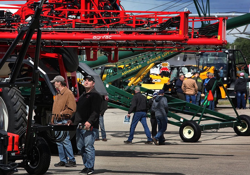 2027年加拿大农业机械展览会CANADA`S FARM SHOW参展商与海外采购商展台洽谈现场