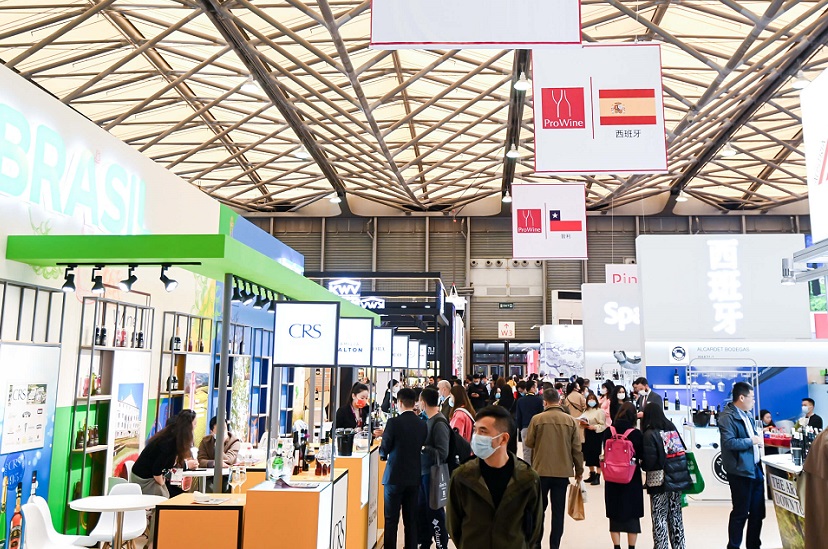2026年上海国际葡萄酒、红酒、烈酒贸易展览会ProWine展馆现场，专业观众参观实况