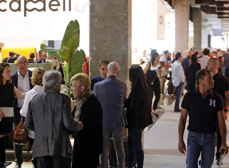 2026年西班牙瓦伦西亚家具展览会FERIA HABITAT VALENCLA展馆现场，专业观众参观实况