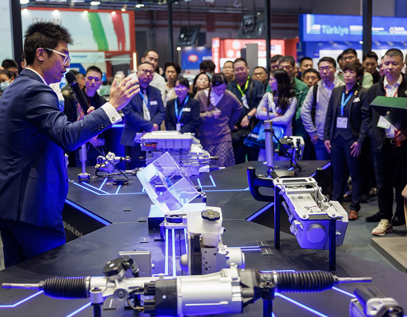 2026年上海法兰克福汽配展览会Automechanika Shanghai展馆现场,专业观众参观实况