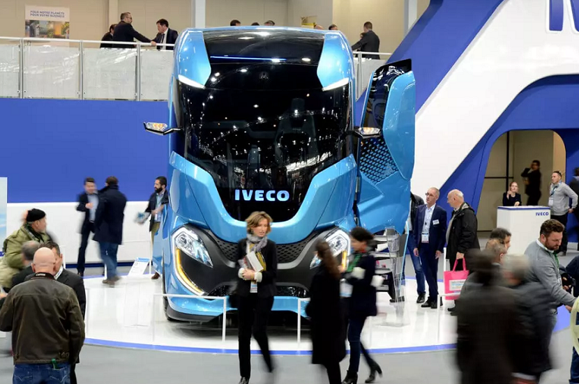2027年法国里昂卡车、商用车及重型车辆配件展览会SOLUTRANS 参展商与海外采购商展台洽谈现场
