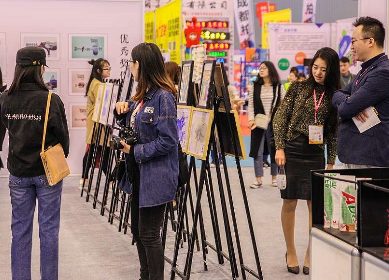 2027年成都天府国际照明展览会TILE CHENGDU展馆现场，专业观众参观实况
