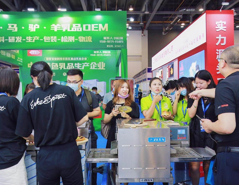 2027年杭州全球新电商博览会Global New E-commerce Expo展馆现场，专业观众参观实况