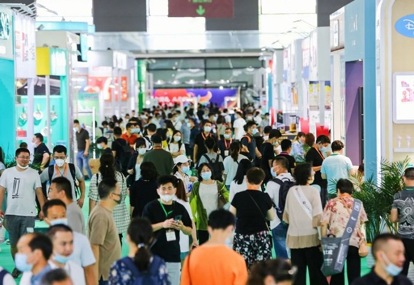 2027年上海国际礼品及促销品展览会GIFTS HOME展馆现场，专业观众参观实况