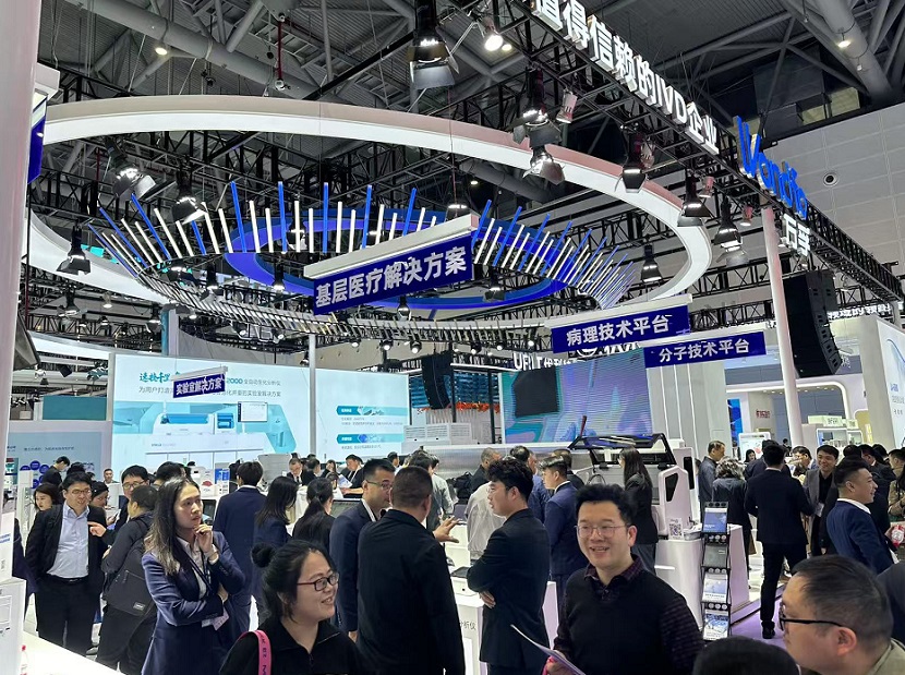 2026年中国国际检验医学暨输血仪器试剂展览会CACLP参展商与海外采购商展台洽谈现场