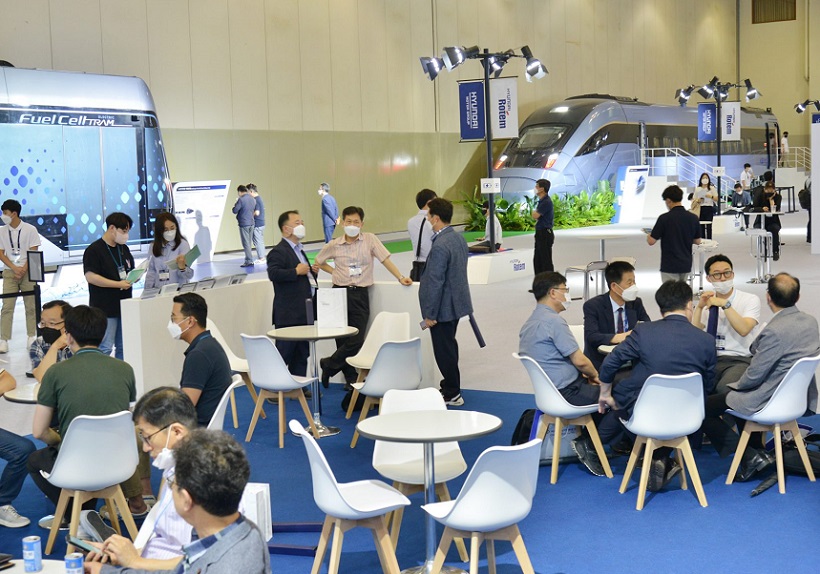 2027年韩国釜山轨道交通展览会RailLog Korea参展商与海外采购商展台洽谈现场